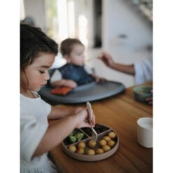 Mushie Silicone Plate VARIOUS COLOURS -METRO BABY SHOP 7O0A6138copy 600x a918dd2d 0651 46c6 8603 ed6e718e2387