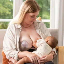 Haakaa Shell Wearable Silicone Pump- 75ml 13 Haakaa Shell Wearable Silicone Pump- 75ml -METRO BABY SHOP HaakaaShellPump PumpOn 3000x 4b344c61 ef0d 4b82 ba46 e3fecd1ef641