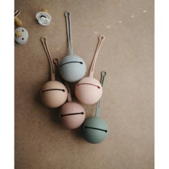 Mushie Pacifier Case - Dried Thyme -METRO BABY SHOP M juni 57of74 600x 94cb2b5c f47e 4732 8a13 0409518807d3