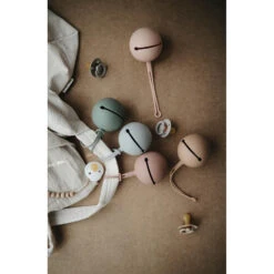 Mushie Pacifier Case - Blush -METRO BABY SHOP M juni 58of74 600x e96c50d9 5917 499d 8f28 63c601d61c69