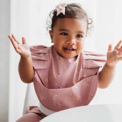 Waterproof Frill Snuggle Bib - Daisy -METRO BABY SHOP snuggle bib daisy frill snuggle bib 5 1000x 67cdcceb 8b7c 46e6 93c6 4caae1881326